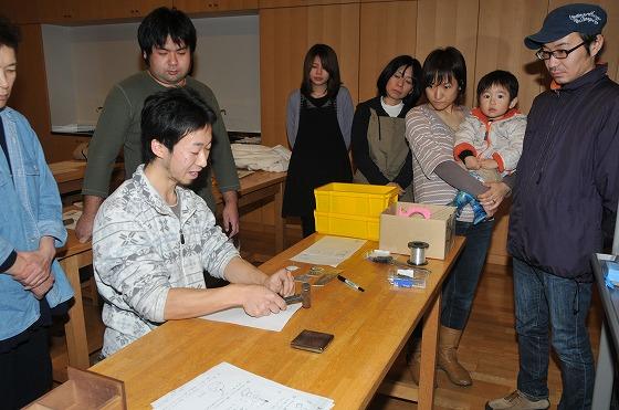 講師が見本を見せている写真