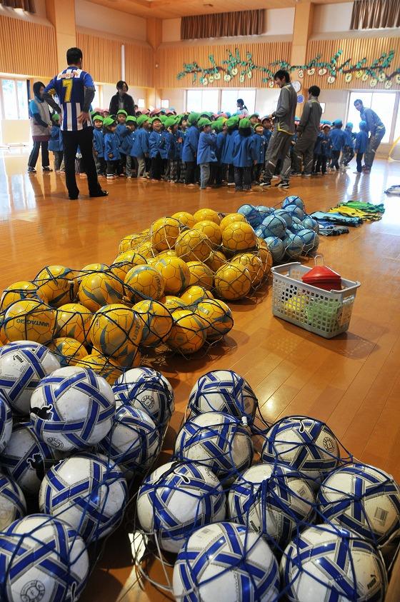 たくさんのサッカーボールを前に興奮する園児達の写真