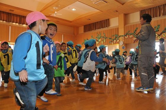 片足立ちの練習をする園児達の写真