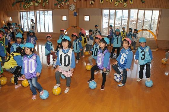 動いているボールを足で止める遊びを行う園児達の写真2