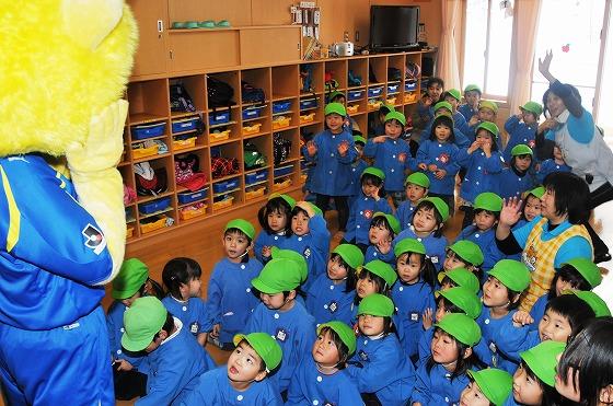 サッカークラブのマスコットキャラクターの「ディーオ」くんと遊ぶ三歳児達の写真