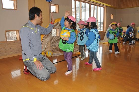 ゴールを使ったシュート遊びをする園児達の写真