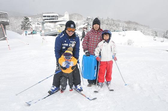 ゲレンデでスノースポーツを楽しむ利用客の写真1