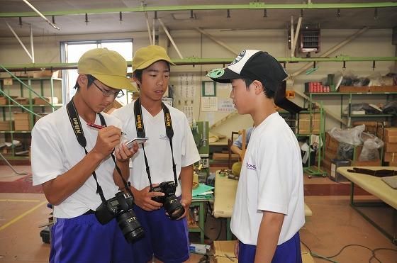 中学生の職場体験の様子の写真