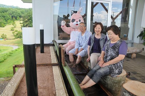 冷やし足湯コーナーでくつろぐ人々の写真