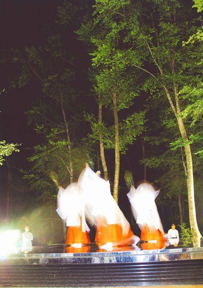 ライトアップされた空気神社の写真