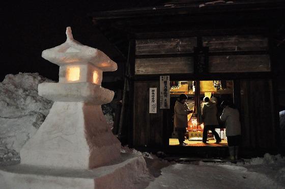 雪灯籠の写真2