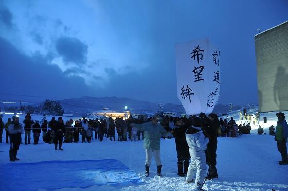 「希望」「絆」「前進」の文字が書かれた風船の写真