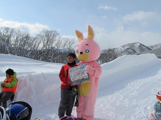 優勝者に「液晶テレビ」がプレゼントされている写真