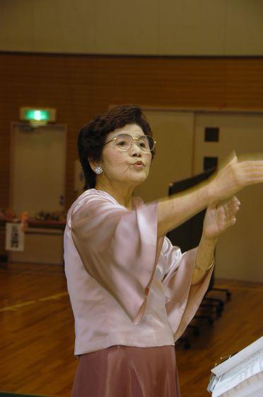 指揮をする小林たに先生の写真