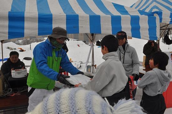 スキー場まつりの実行委員会よりすてきな賞品が進呈されている写真1