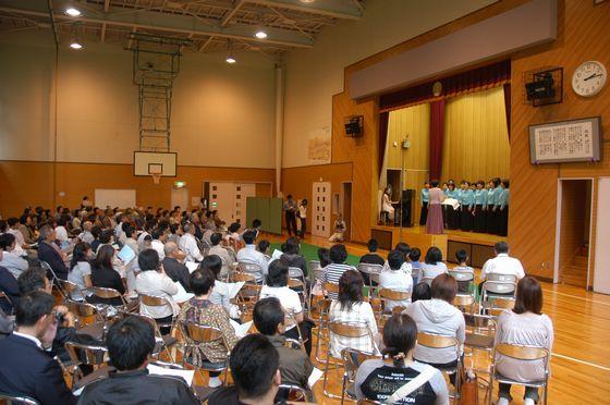 さくらの会のみなさんの歌声に耳をかたむける観客の写真