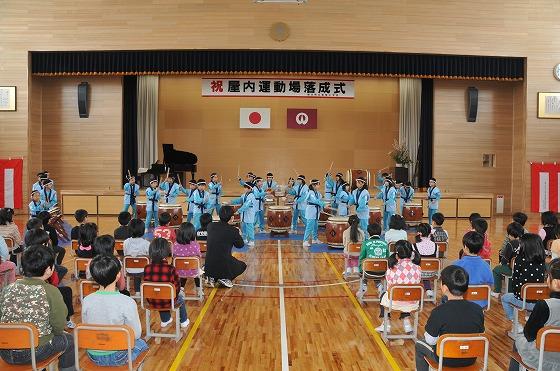 「宮宿小豊年太鼓」を披露する5年生の写真