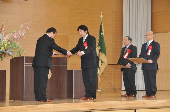 鈴木町長が設計および施工業者に対し感謝状を贈呈している写真