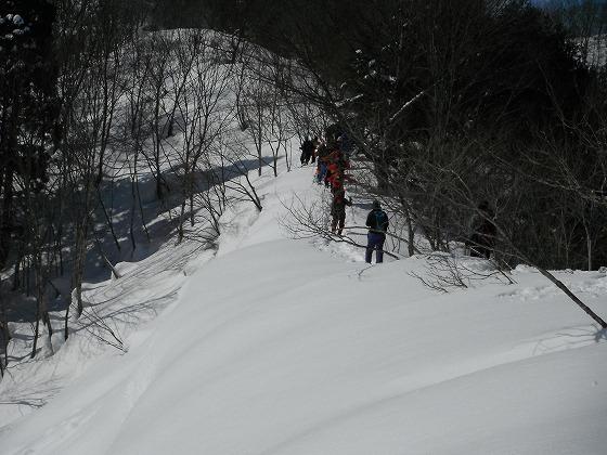 尾根伝いに進む参加者の写真