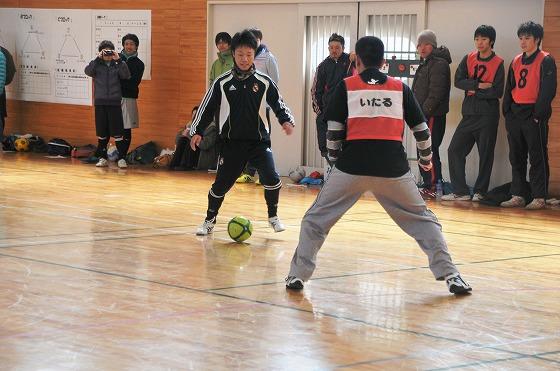フットサルを楽しんでいる選手の写真