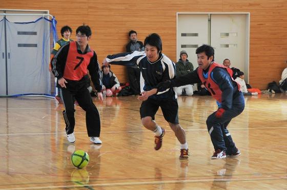 フットサルを楽しんでいる選手たちの写真