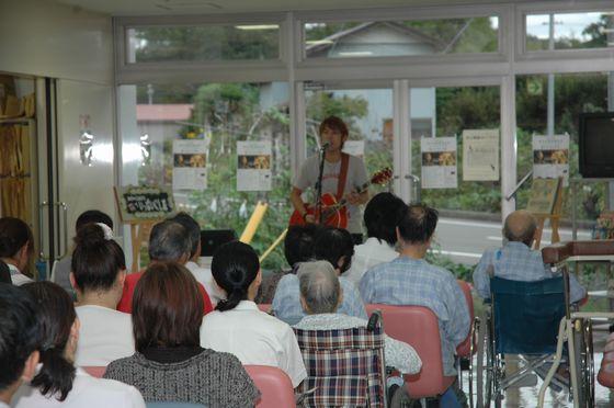 松尾さんの歌を聞いている聴衆のみなさんの写真