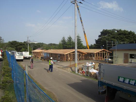 建設途中の仮設住宅の写真
