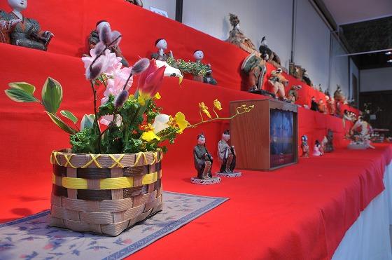 朝日町のひなかざり展にて展示される朝日池坊研究会の皆さんによる生花の写真1