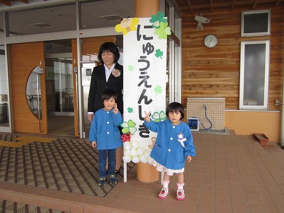記念写真を撮る新入園児の写真2