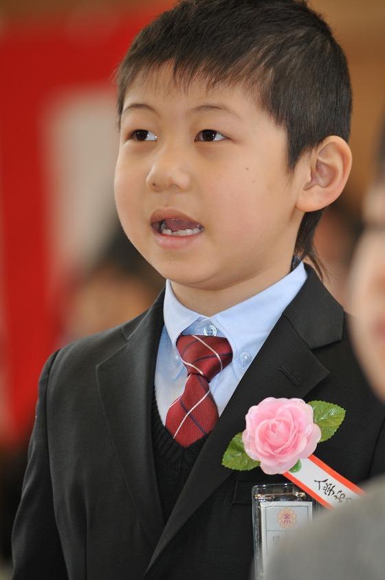 呼名を受け返事する新入生の写真