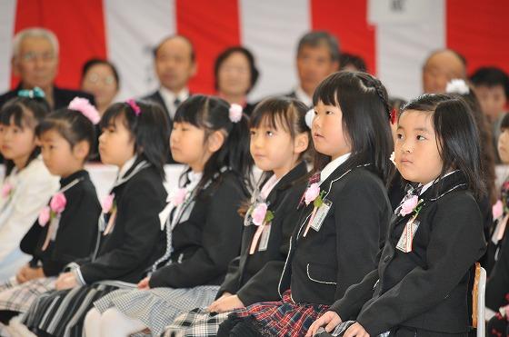 話を聞く新入生の写真