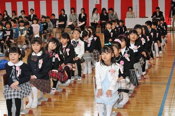 来賓にお辞儀する新入生の写真