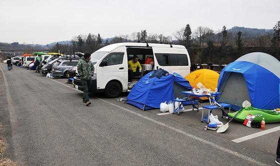 自らの車やテントに寝泊りする出場者の写真