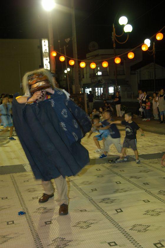 「宮宿の風まつり」にて子どもたちから逃げる獅子頭の写真