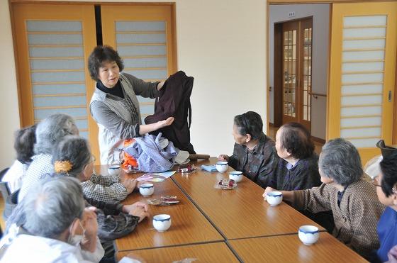 作業手順について説明する長岡代表の写真