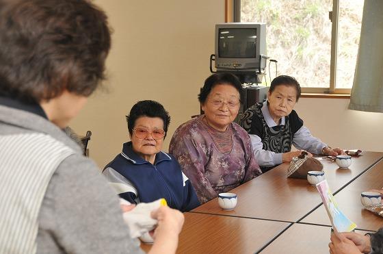 長岡代表の言葉に聞き入るお年寄りの方々の写真