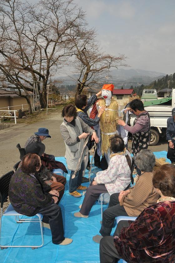 かかし作成中の写真1