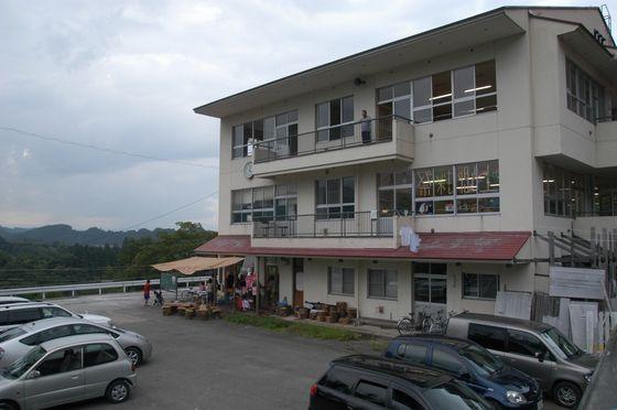 上郷採祭の主な会場である旧上郷小学校の校舎の写真