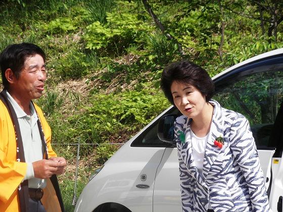 吉村知事と「椹平棚田保全活動推進委員会」の志藤勝幸会長の写真