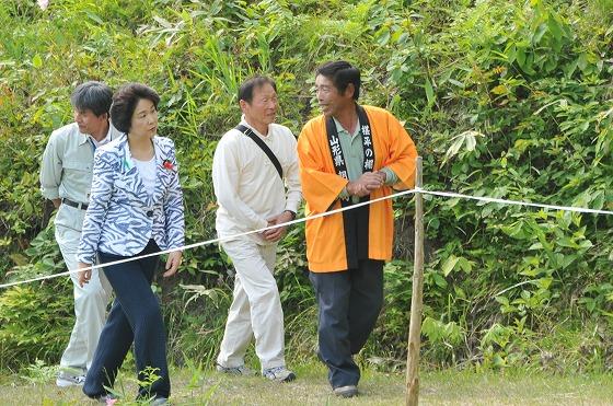 知事と「町エコミュージアム案内人の会」の宮本会長たちの写真