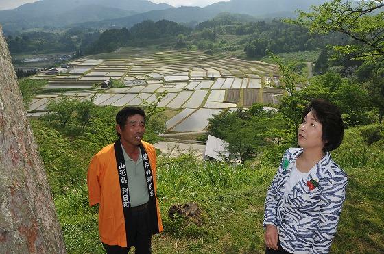 説明に耳を傾けている知事の写真