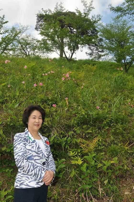 ヒメサユリの前の知事の写真