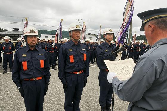 浅岡清二郎団長より表彰を受ける第一分団第三部の写真