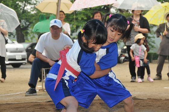 相撲をとっている女の子の写真