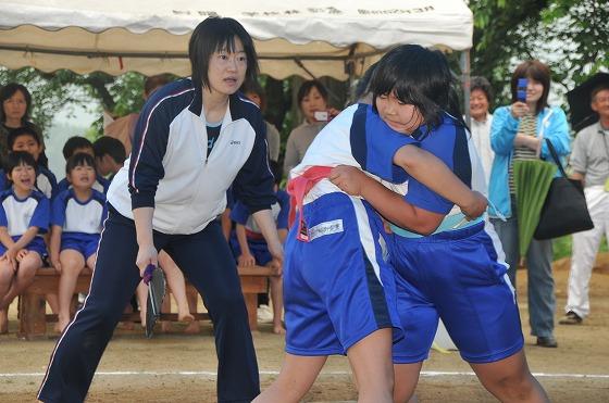 相撲をとっている女の子の写真2