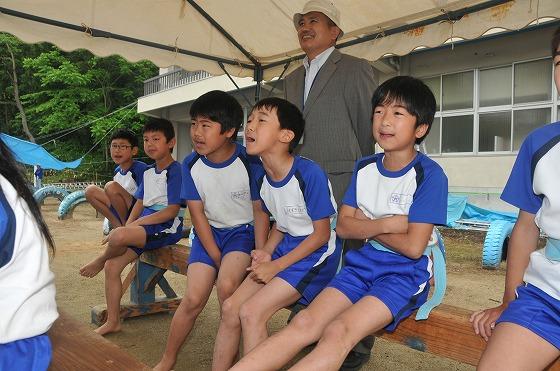 応援している男の子の写真