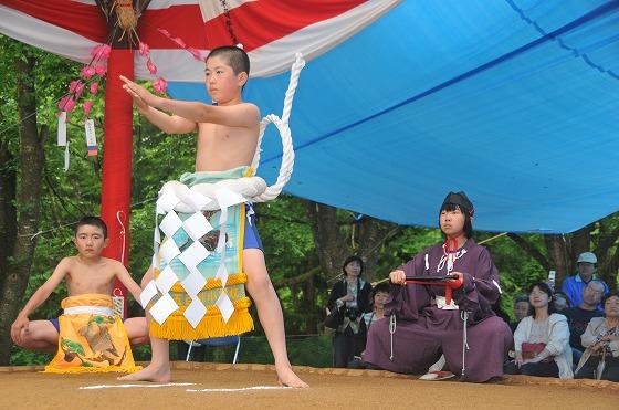 横綱の土俵入りの様子の写真