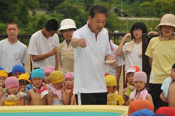 プールを清める園長の写真