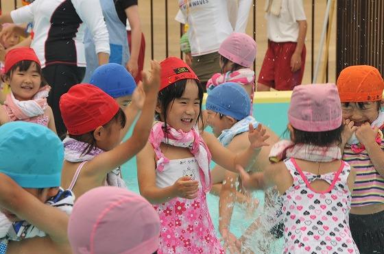 水を掛け合う園児たちの写真