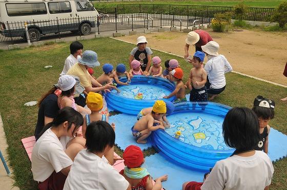 3歳未満児のプールの様子の写真