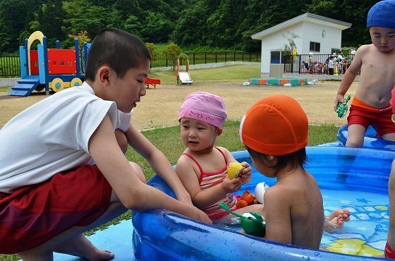 保育補助をする中学生の写真