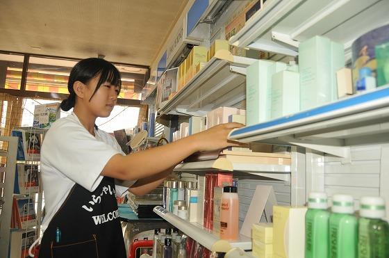 有限会社近江屋での仕事体験の様子の写真
