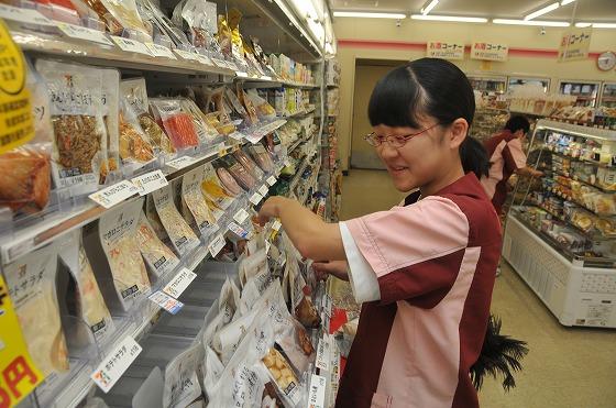 セブン・イレブン宮宿店での仕事体験の様子の写真