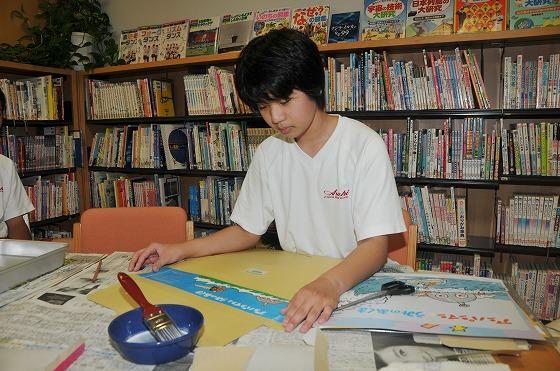 町立図書館での仕事体験の様子の写真